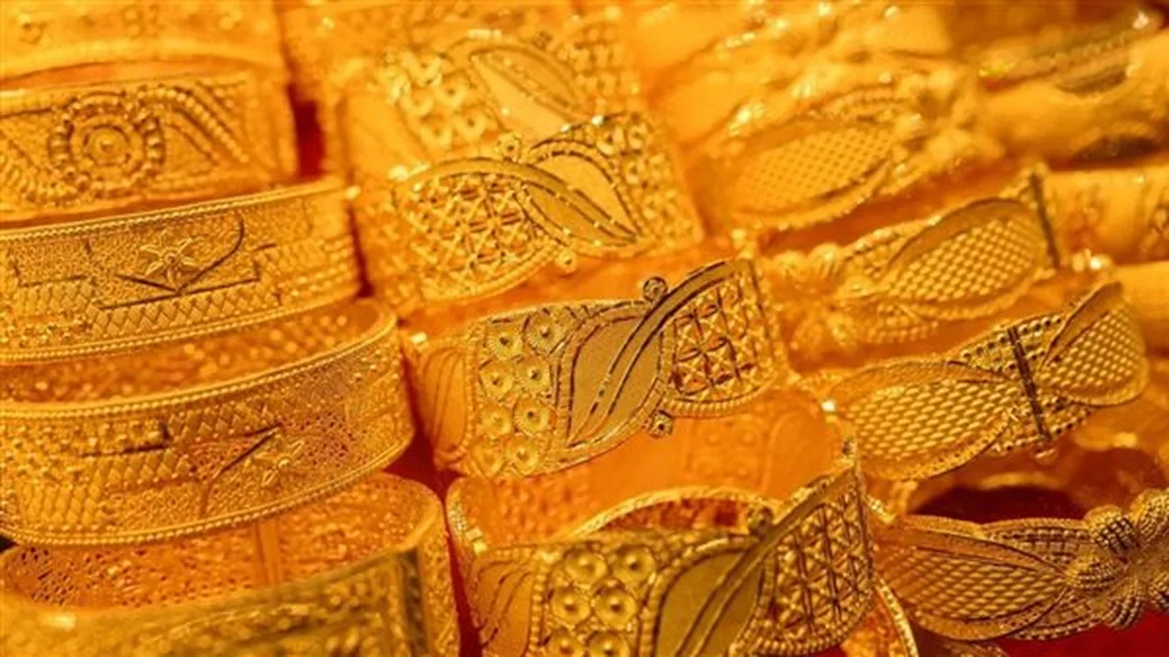 سعر عيار 21 يشهد زيادة غير متوقعة قبل قرار الفيدرالي